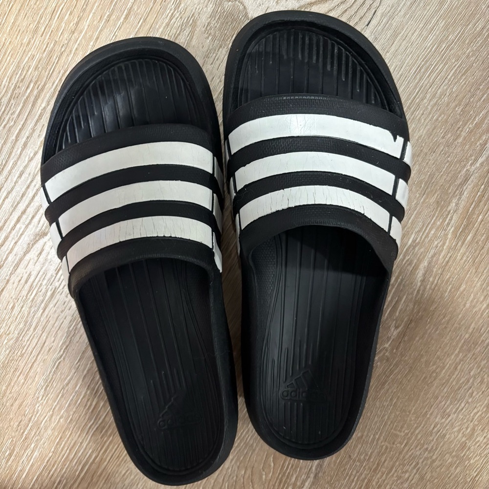 Adidas Adilette Comfort black slides #loungewear #summer